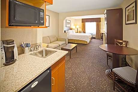 1 King Bed Suite Non-Smoking