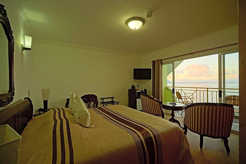 Treasure Cove Hotel & Restaurant