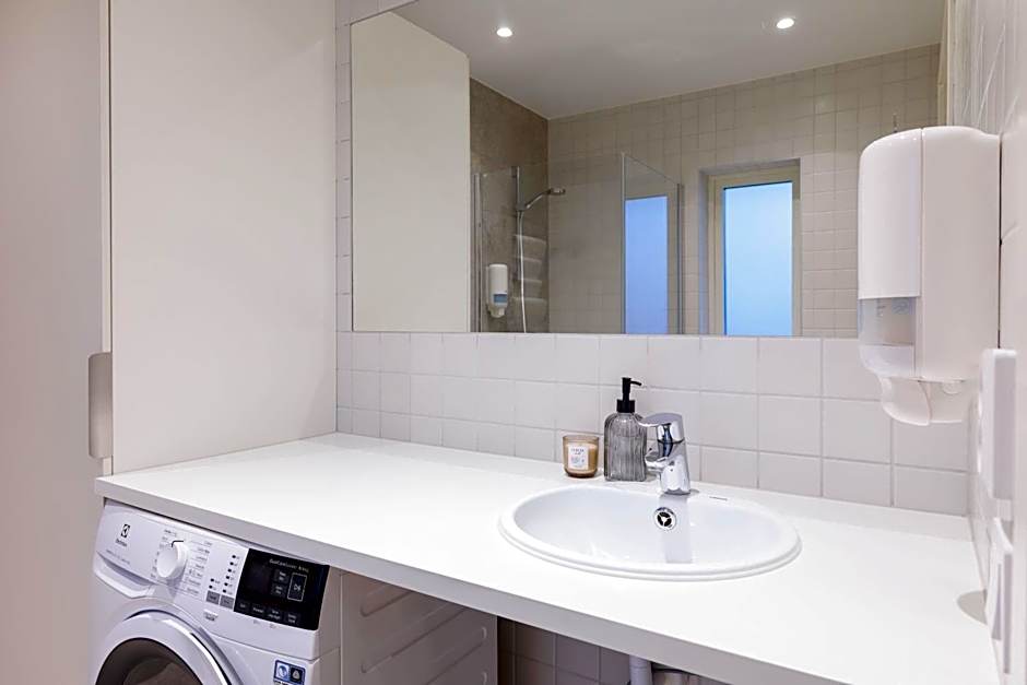 Easy Livin' Apartment Hotel