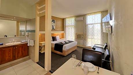 New Economy Queen Room