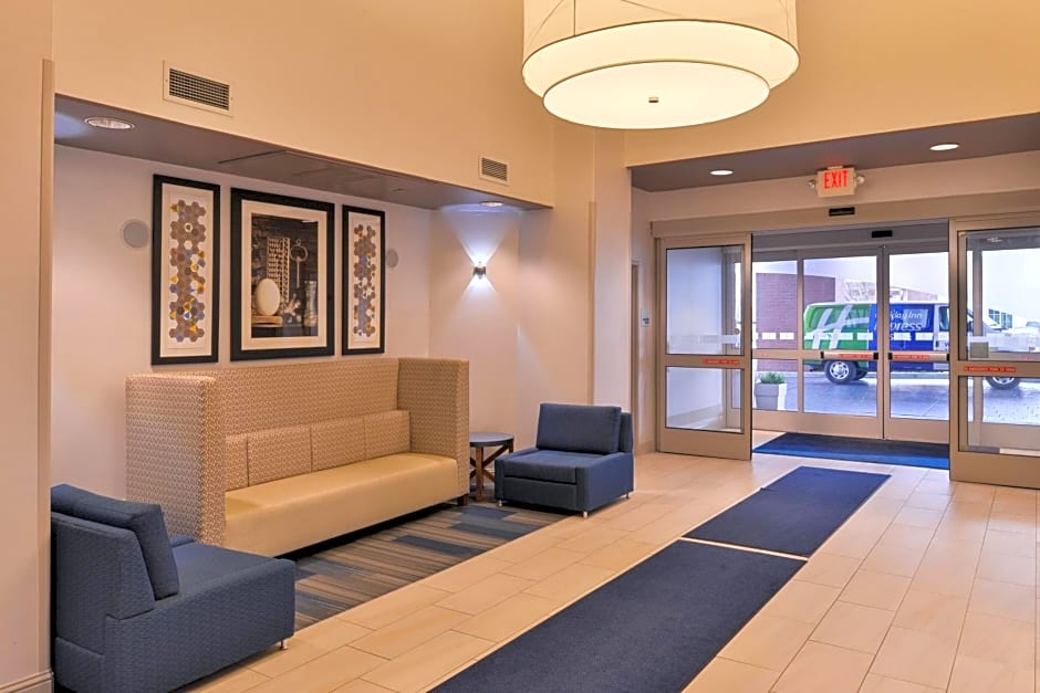 Holiday Inn Express Woodland By IHG