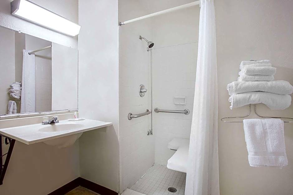 Super 8 by Wyndham Warner Robins