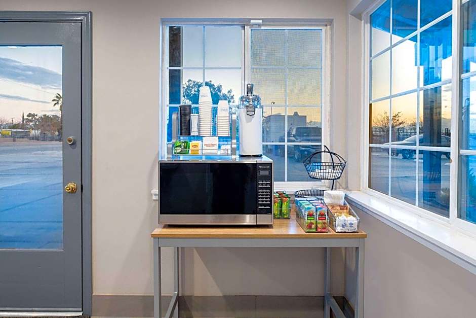 Super 8 by Wyndham Bakersfield CA