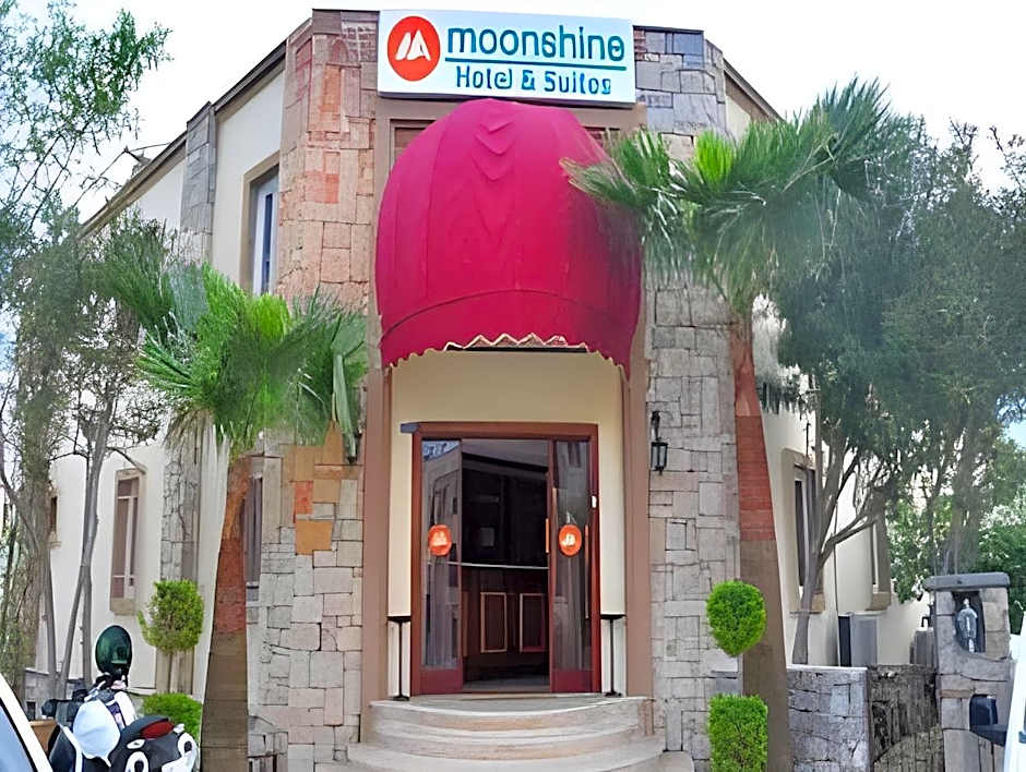 Moonshine Hotel & Suites