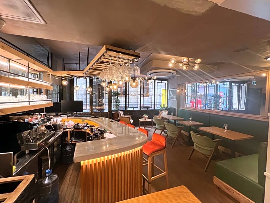 Aleksandr Pera Hotel