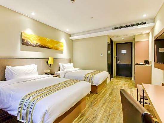 Home Inn Ningbo RaiIaway Station Tianyi PaviIion Moon Lake Point