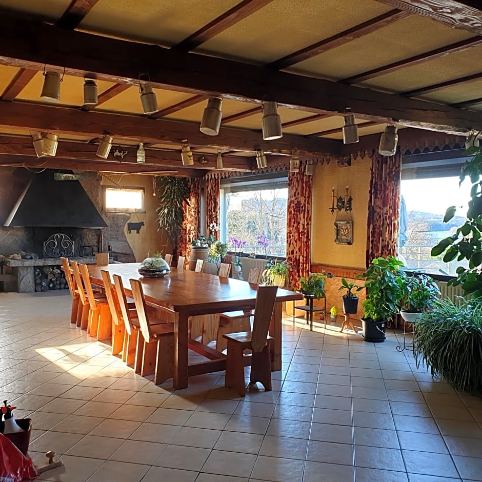 Les Tables Aux Vaches - Maison d'Hôtes - Confort, calme et détente au bord du lac de la Raviège
