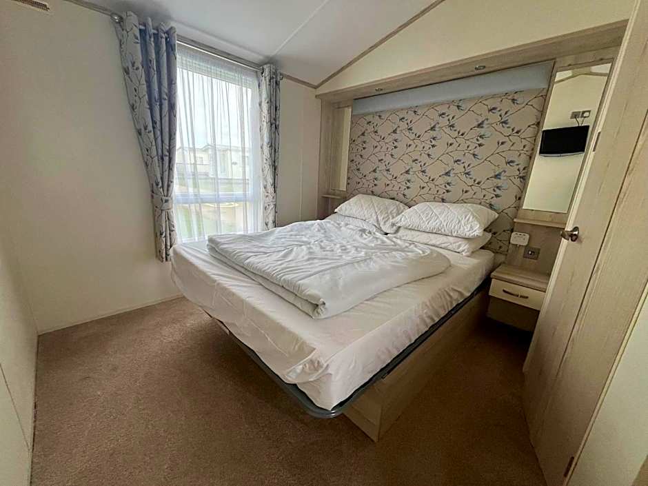 Heron 41, Scratby - California Cliffs, Parkdean, sleeps 6, pet friendly, bed linen and towels included - close to the beach