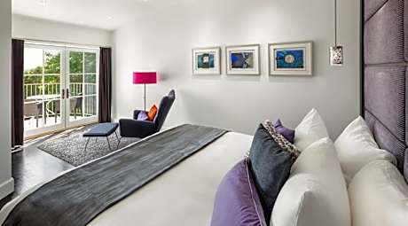Deluxe Suite with Spa Bath