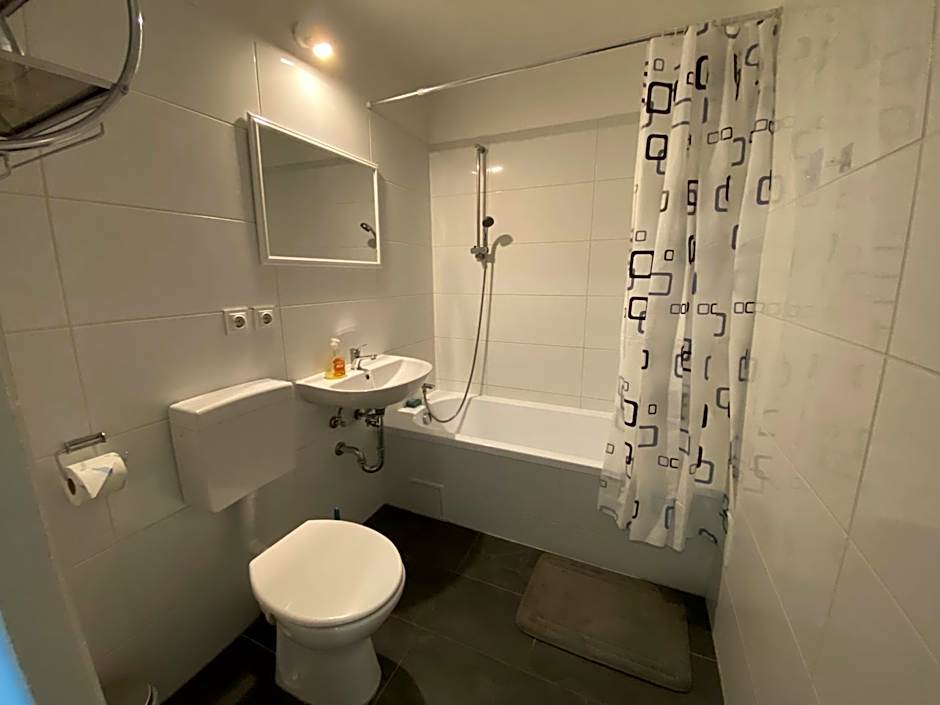 Monteur und Ferienwohnung in Magdeburg mit 3 Schlafzimmern 6 Personen BTR 174