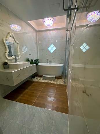 Double Room with Bathtub