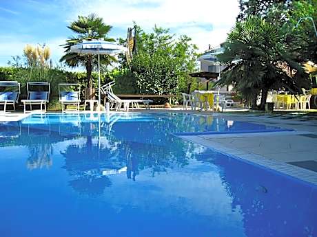 Hotel Boomerang - Check-in & Meals in front at hotel Sporting