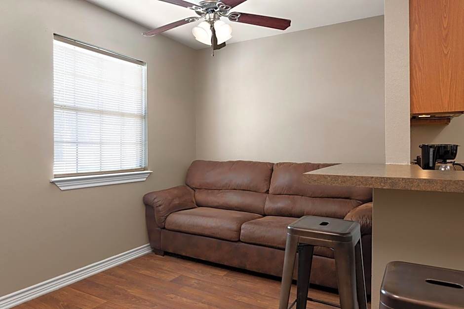 Eagle's Den Suites Carrizo Springs a Travelodge by Wyndham
