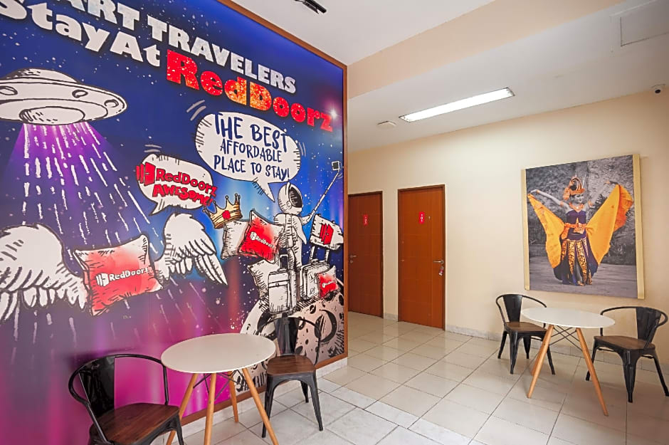 RedDoorz Plus near Plaza Blok M