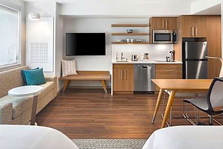 Studio Commons Connector, Guest room, 2 Queen, Sofa bed