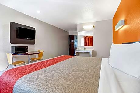 1 King Bed | Mobil Access Tub Nsmk Micfridg