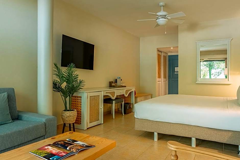 Photo 1 of 5 of Junior Suite, Ocean front