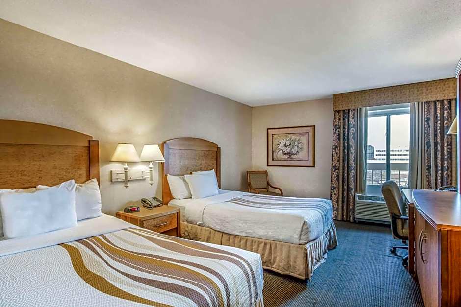 La Quinta Inn & Suites by Wyndham Islip Macarthur Airport