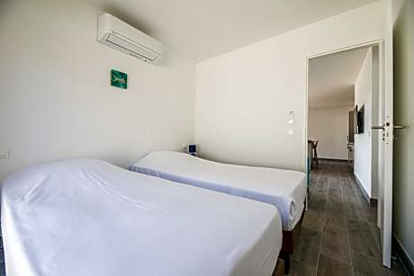 Three-Bedroom House with Air Conditioning, 23 ft Private Pool and Garden (6 Adults)