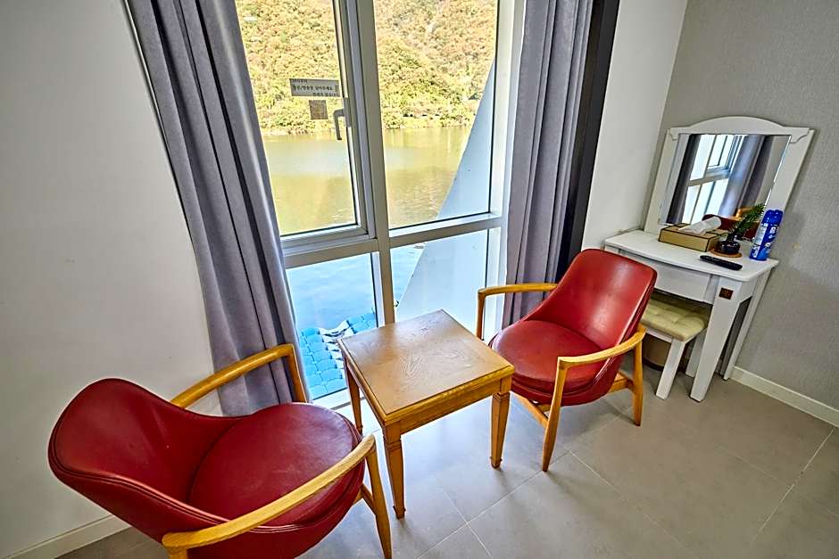 Crest72 Hotel