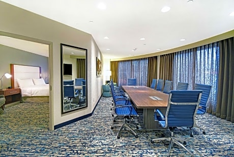 1 King 1Bedroom Boardroom Suite-680 Sf-Ns