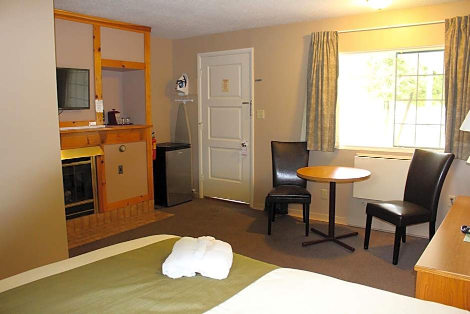Photo 1 of 6 of Deluxe 1 King Bed