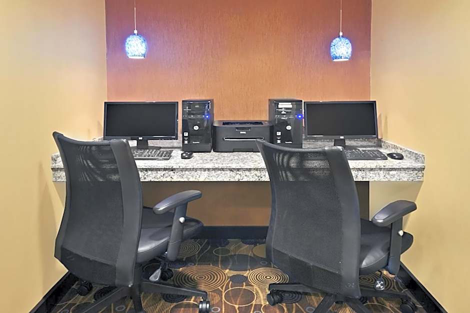 Holiday Inn Express Hotel & Suites Colby By IHG