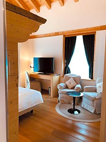 Romantic Suite with City View