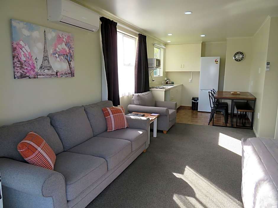 Commodore Court Motel