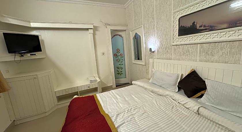 Hotel Kamal ( Nearest to Taj Mahal )