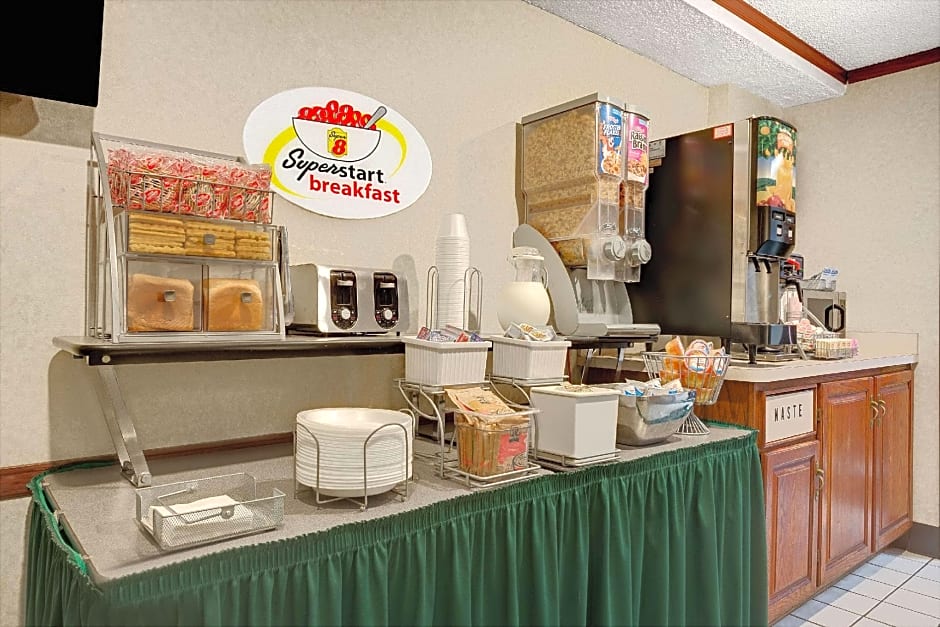 Super 8 by Wyndham Kenmore/Buffalo/Niagara Falls Area