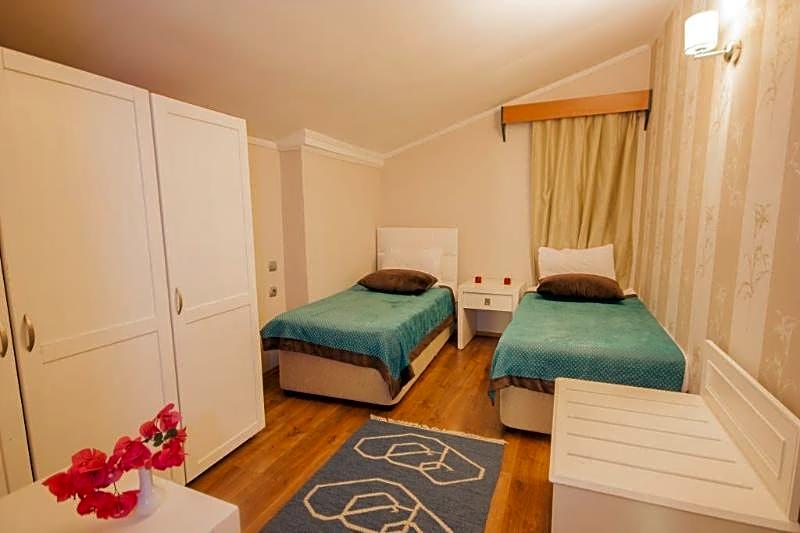 Moonshine Hotel & Suites