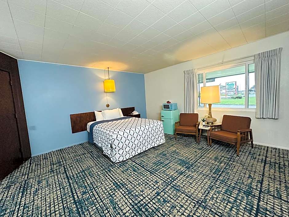 Curly Redwood Lodge