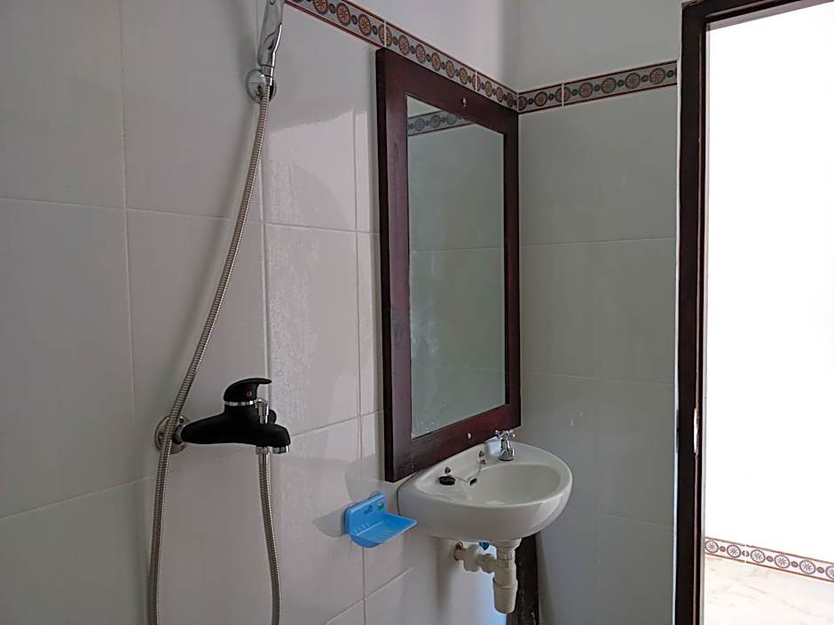 Aris Homestay and Warung Made