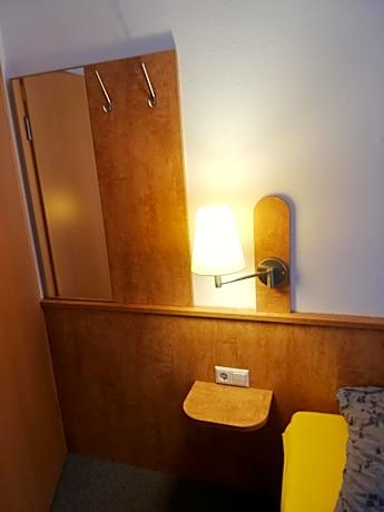 Doppelzimmer-Budget-Eigenes Badezimmer-Strassenblick