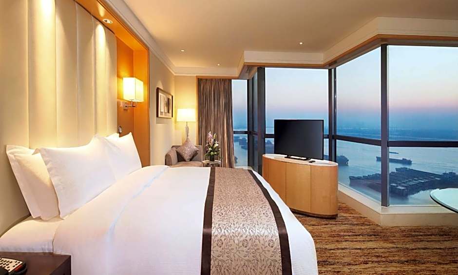 Photo 1 of 3 of Executive 1 King Bed