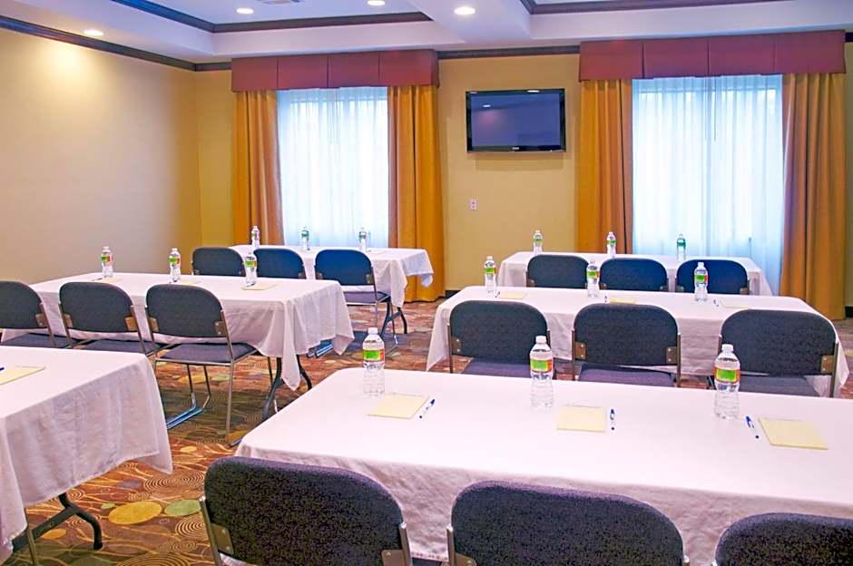 Holiday Inn Express Hotel & Suites Winnie By IHG