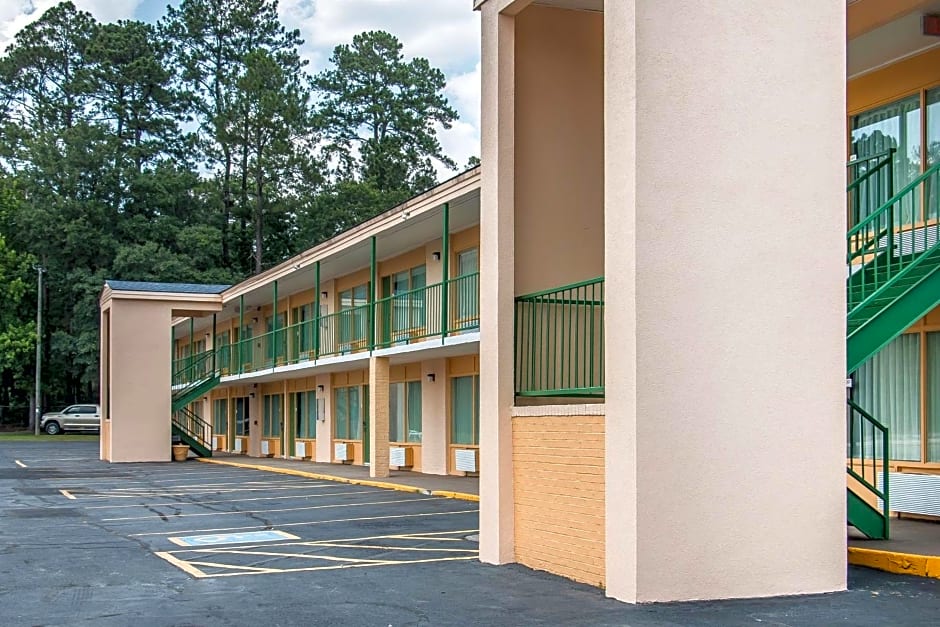 Quality Inn Hinesville - Fort Stewart Area, Kitchenette Rooms - Pool - Guest Laundry