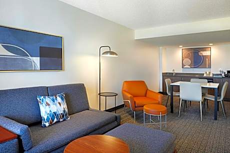 One-Bedroom Executive King Suite with Sofa Bed, Adapted Tub and Balcony - Mobility and Hearing Accessible