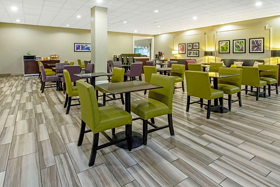 La Quinta Inn & Suites by Wyndham New Orleans Airport