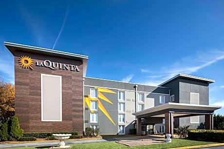 La Quinta Inn & Suites by Wyndham Atlanta Airport