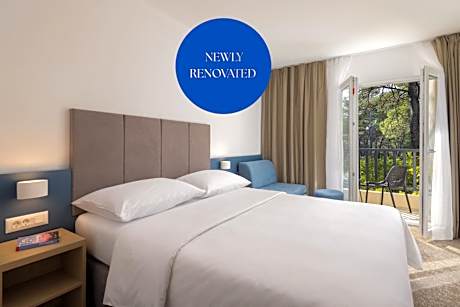 Standard Double/Twin Room with Extra Bed and Balcony - Sea Side - Annex