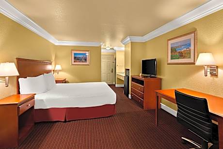 1 King Bed Non-Smoking Microwave  Wi-Fi Continental Breakfast