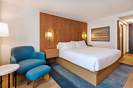 Standard King Room with Mobility Accessible Tub