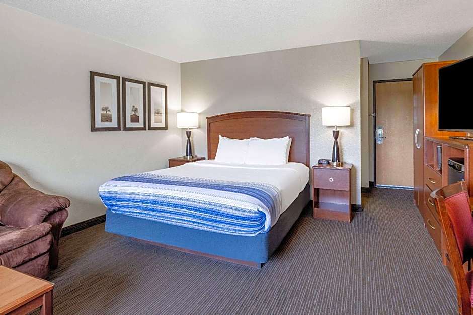 AmericInn by Wyndham Dickinson