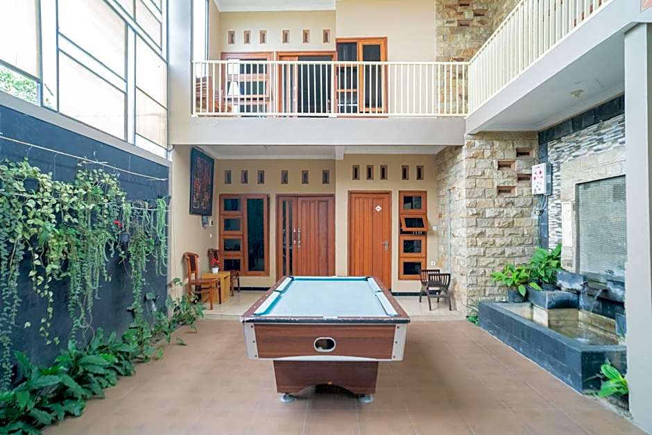 RedDoorz At Villa Akbar 3