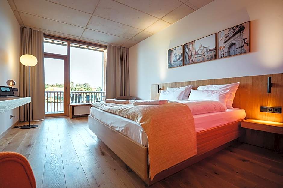 Photo 1 of 3 of 1 King Bed, Lake View