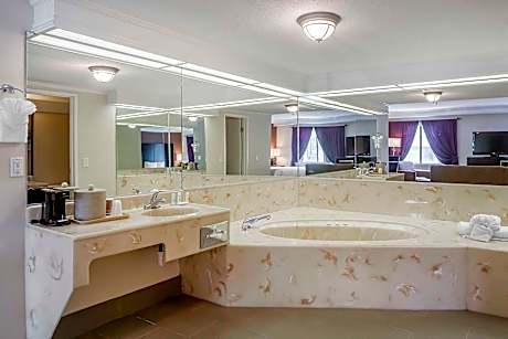 Queen Suite with Two Queen Beds - Non-Smoking