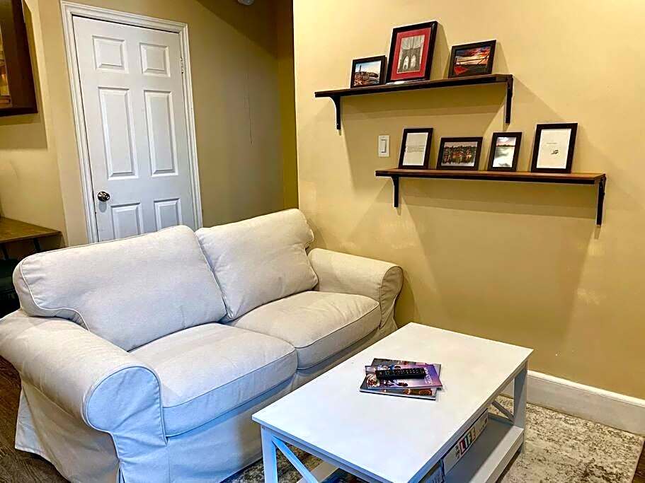 Large Townhouse, Lower Floor with AC, City Center