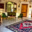 Risus Cave Hotel